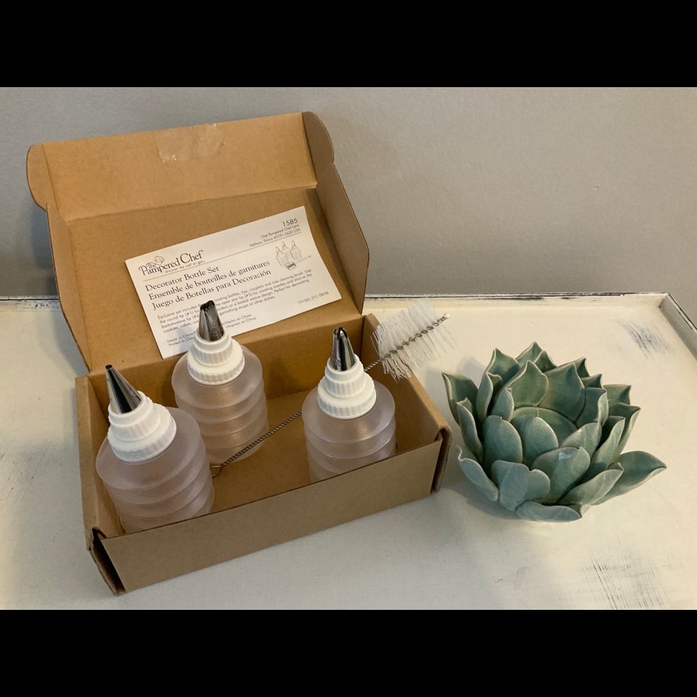 NIB Pampered Chef Decorator Bottle Set